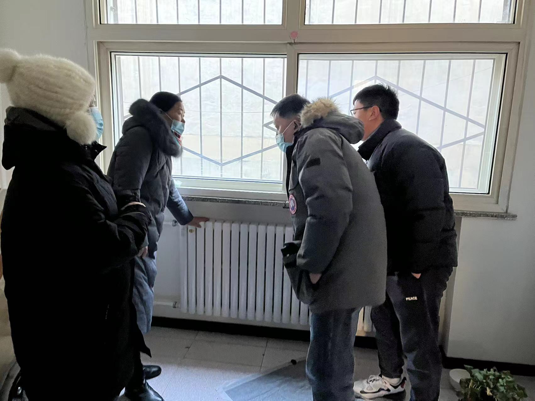 @工大科雅人,请查收来自五湖四海的表扬信!(图15) 图10:供热运行部人员上门排查原因.jpg